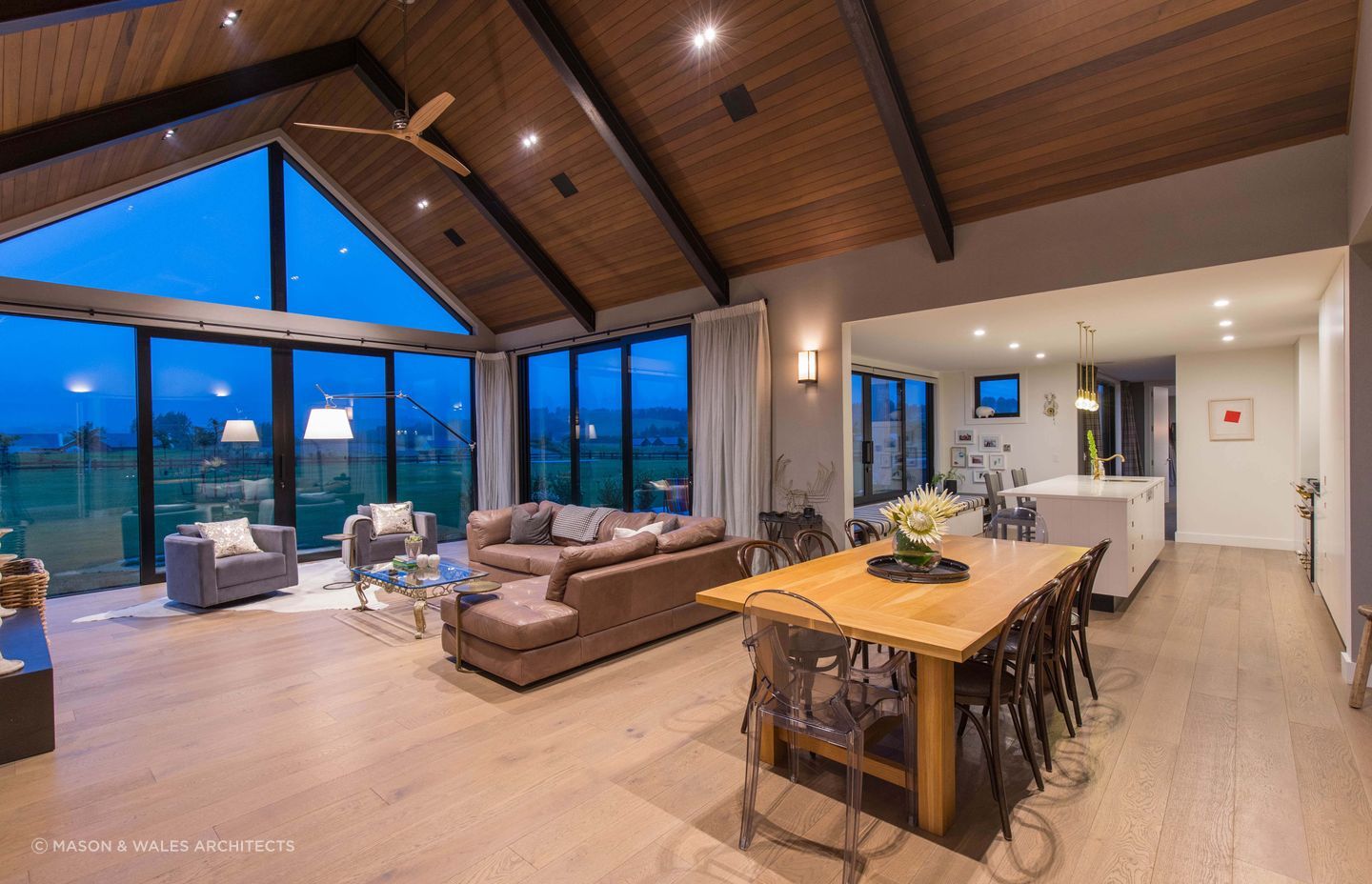 Glass doors and panels allow the view of the Wakatipu Basin to be fully appreciated - Photography: Bladescenes