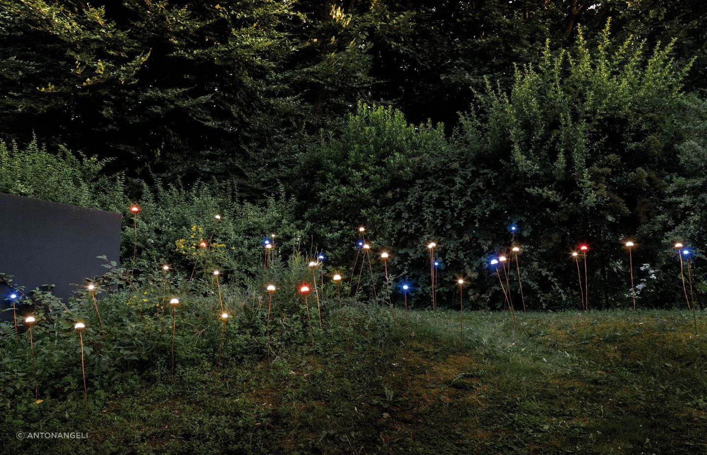 Soffio garden light with a flexible natural copper support and spherical silicone lens diffuser with LED light source, available in white, blue or red.