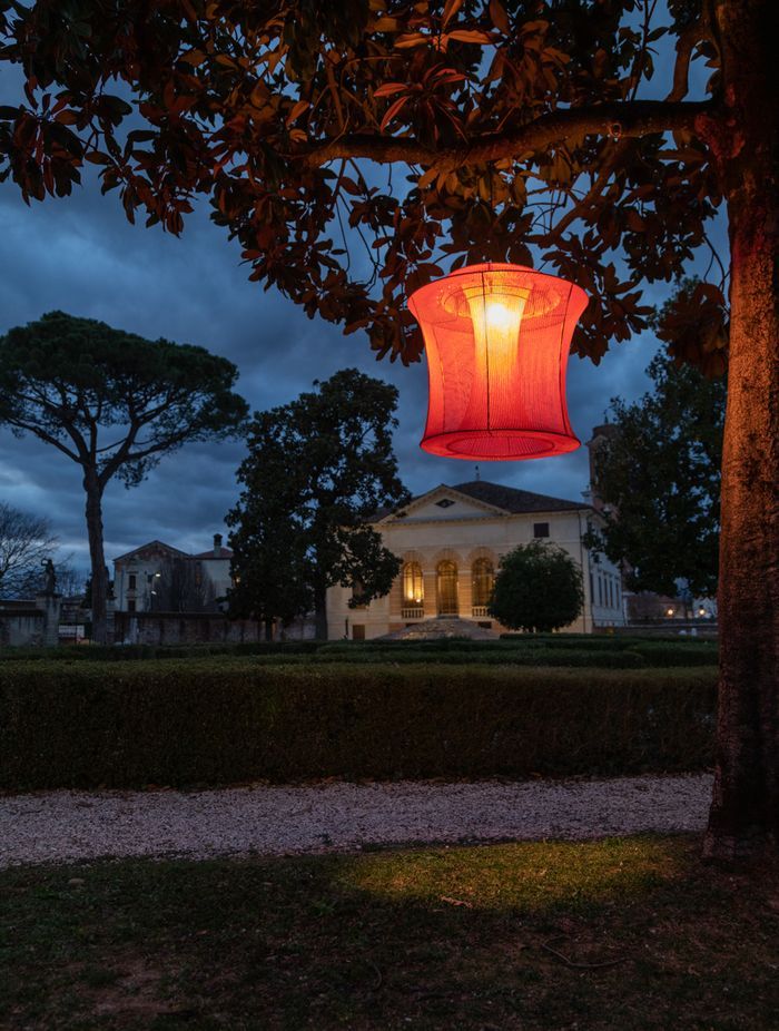 Soul outdoor light has a lightweight structure that balances volume & transparency, enhanced by its innovative ‘tricot’ Ecofibra mesh covering