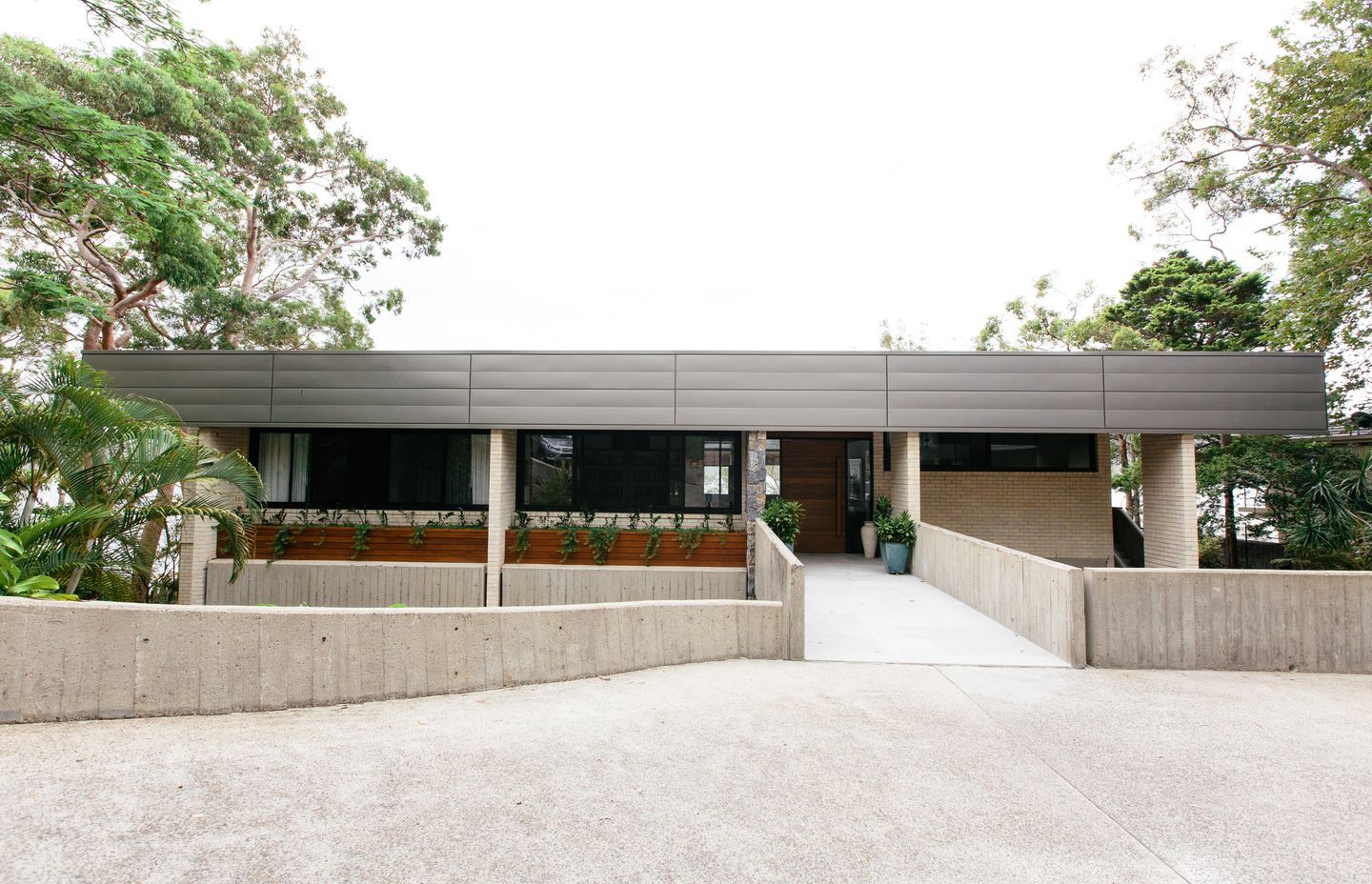 Avalon Mid Century House by Farrugia Design | Photography by Caroline McCredie