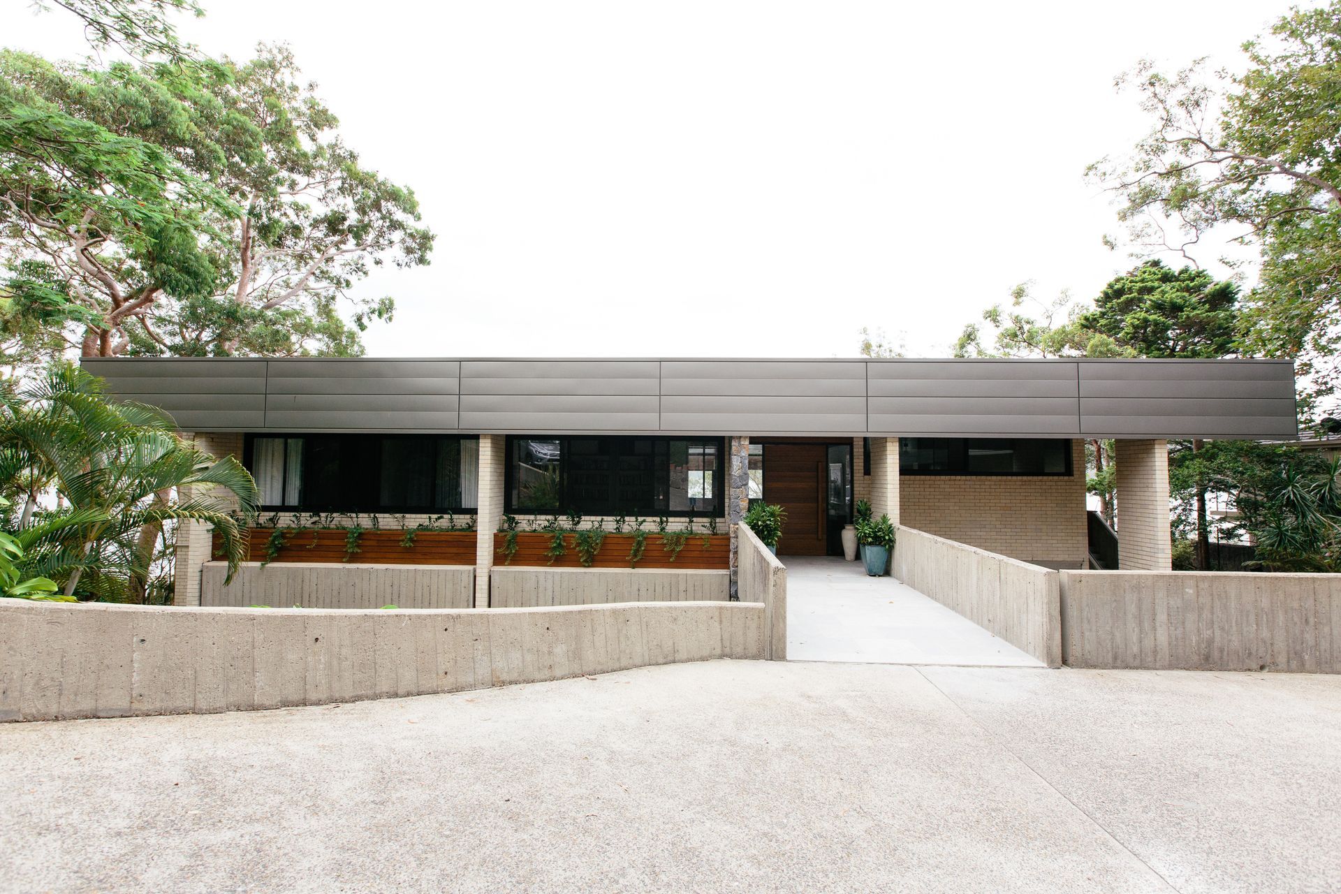 Avalon Mid Century House by Farrugia Design | Photography by Caroline McCredie