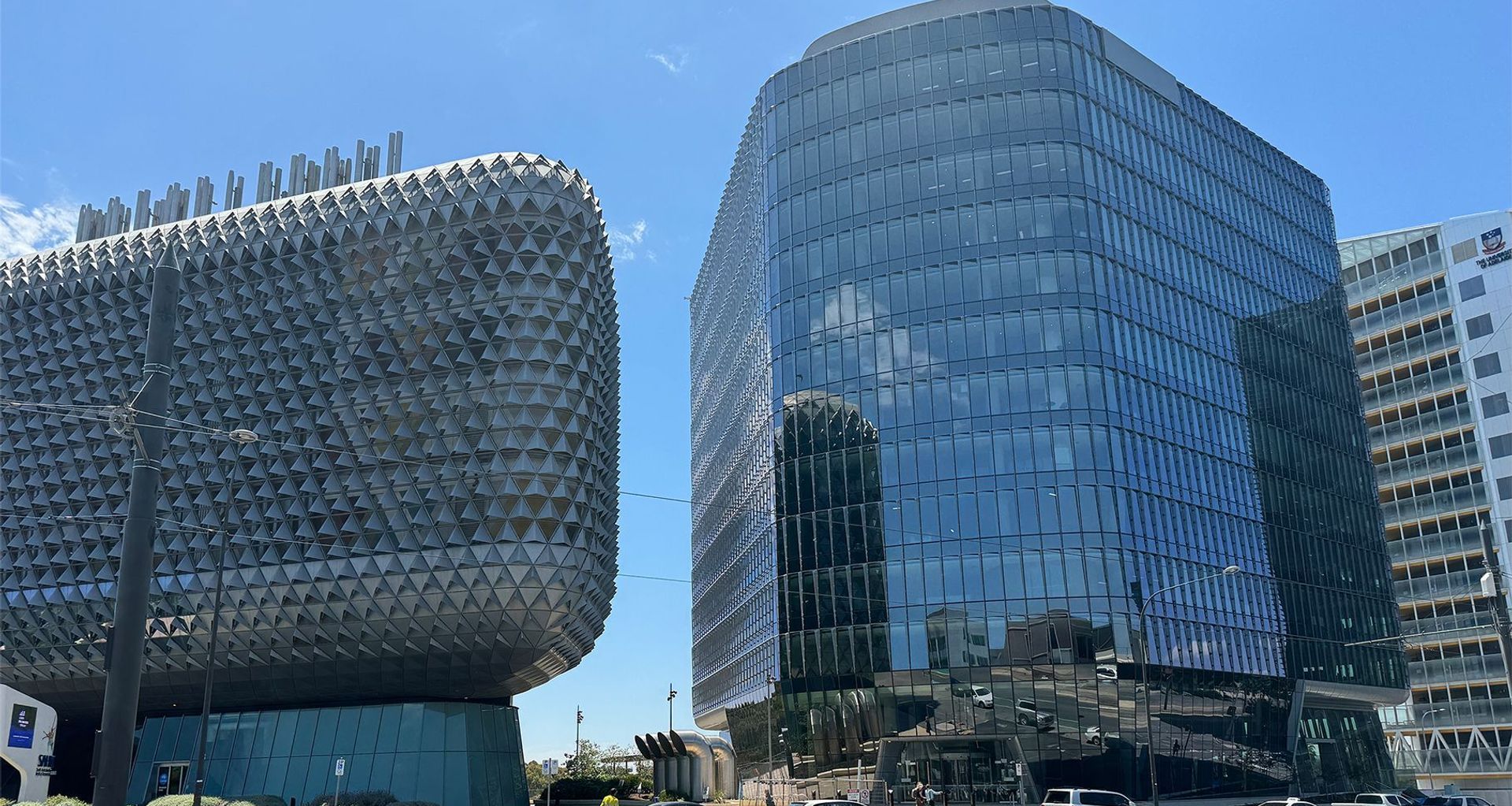 The Bragg Centre has a crystalline-style façade that compliments the adjacent textured diagrid of the South Australian Health and Medical Research Centre (SAHMRI).