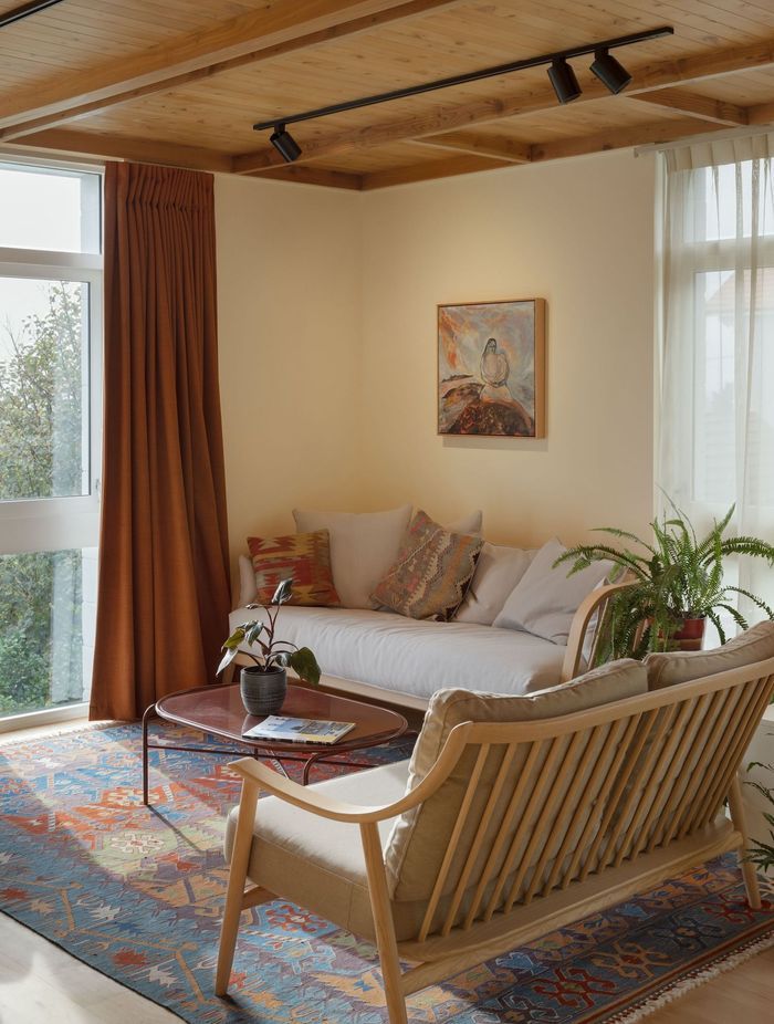 Interior Design and Architecture by Chris Corson-Scott and Pac Studio – Marino Sofa by Dylan Freeth and Nest Sofa (now out of production) for Ercol and with artwork by Star Gossage. Secant Coffee Table by Sara Wright Polmar for Warm Nordic