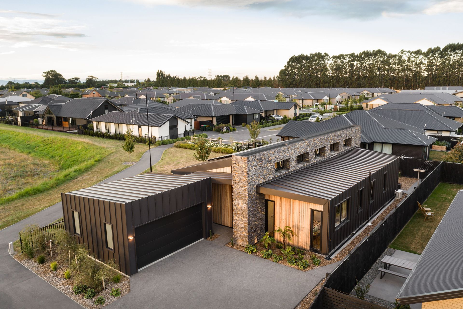 The stone cladding from Classic Stone is the Southern Ledgestone profile in the Wanaka Blend colour. The Southern Ledgestone profile is a contemporary take on New Zealand schist: its balance of modern and rustic suits the application of the central spine that runs through the home and anchors the build.