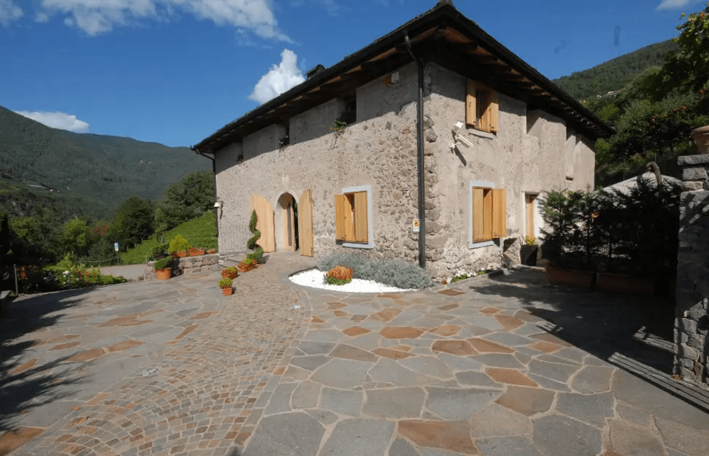 Porphyry Stone: Paving Tradition that Lasts Centuries