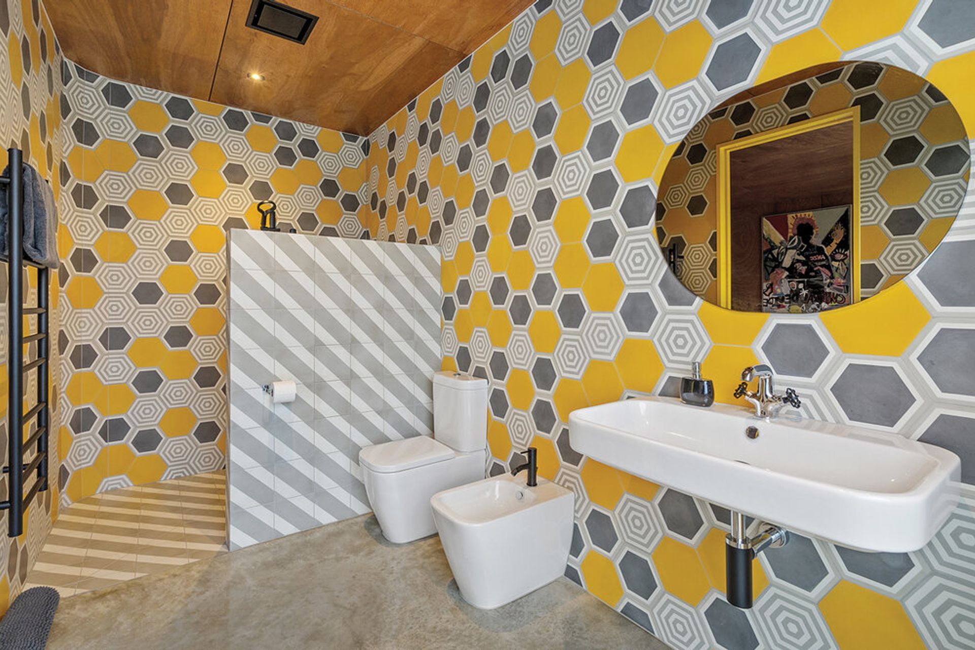 This eye-catching bathroom features a honeycomb pattern wallpaper in vibrant patterns.