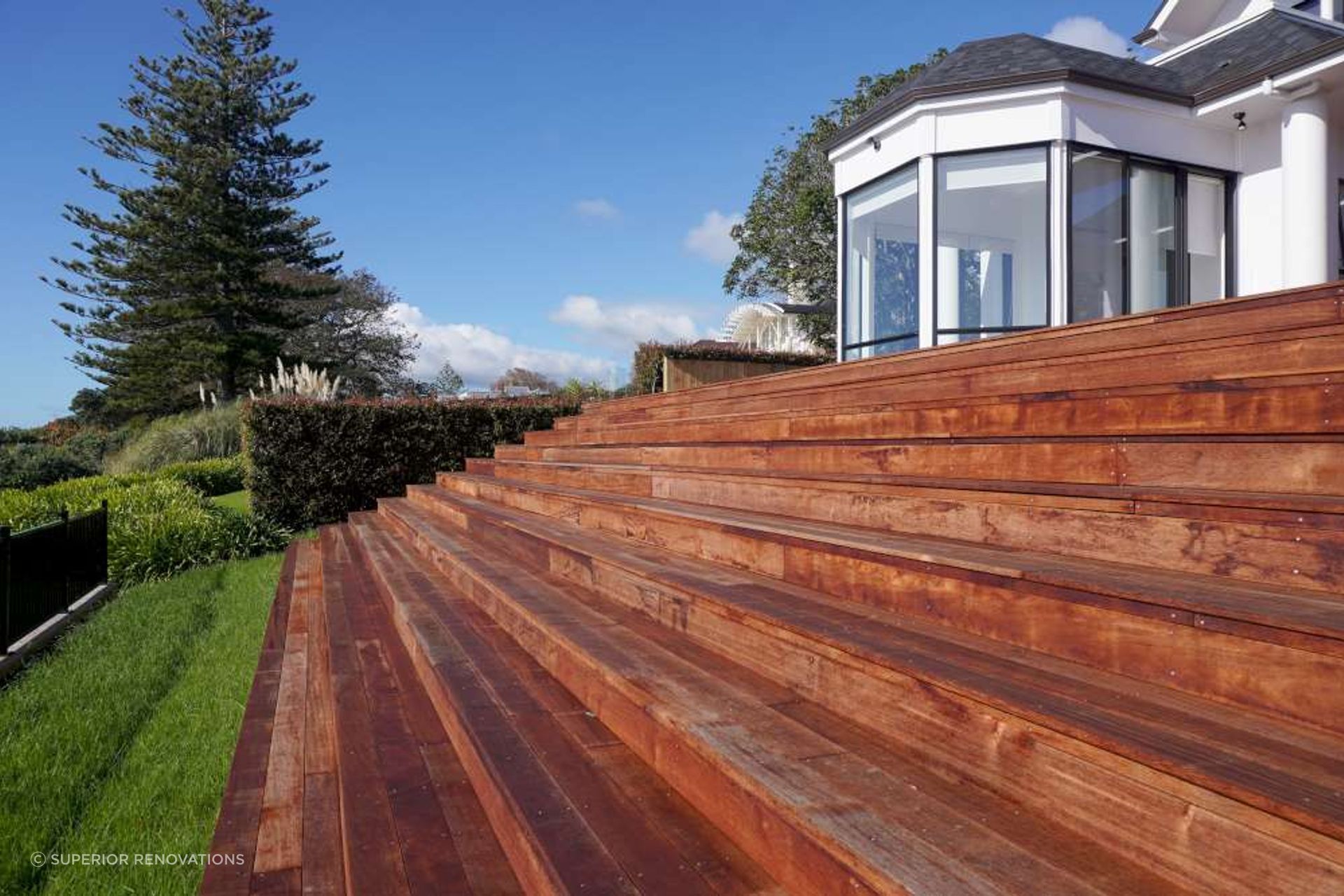 This landscaping project involved creating a large Kwila Deck around the house with the front section going down in stairs leading to a small lawn area that was fenced with aluminium fencing providing spectacular views of the Mellon’s Bay in Auckland