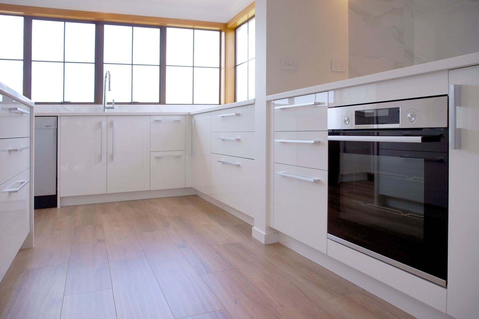 Simple slab door fronts with long handles – Modern kitchen in Blockhouse Bay