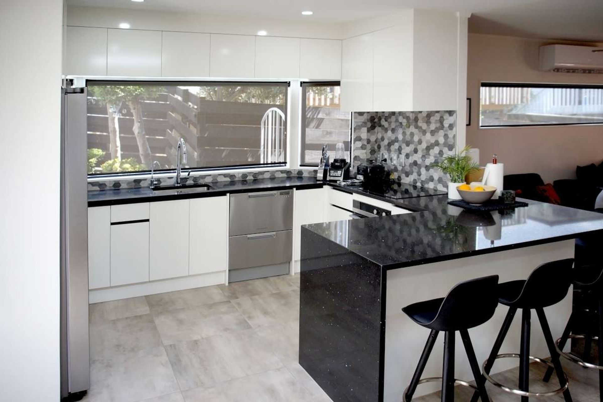 We custom built a peninsula kitchen for this renovation in Bucklands Beach which added additional bench space as well as added a breakfast nook for our clients.