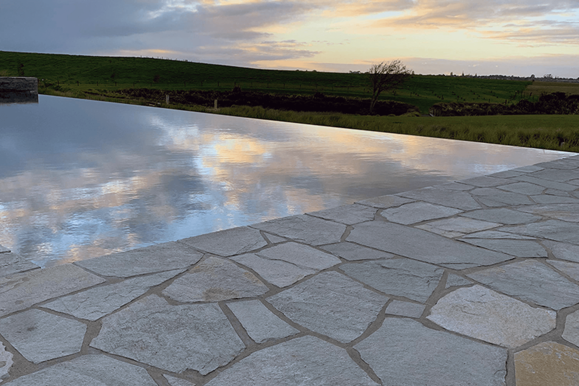 Being highly durable, Kavala polygonal slate paving is an ideal choice in harsh climatic conditions, especially freeze-thaw cycles. Available in a range of sizes and thicknesses, it is an extremely versatile paving product.