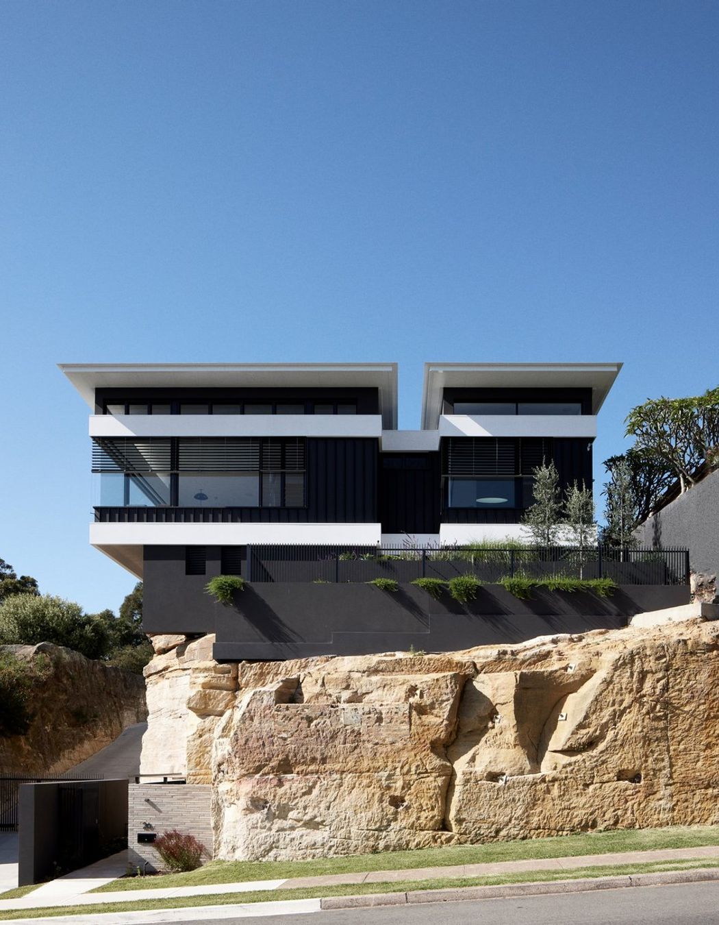 Double-Halo House by Studio Snell | Photography by Dave Wheeler