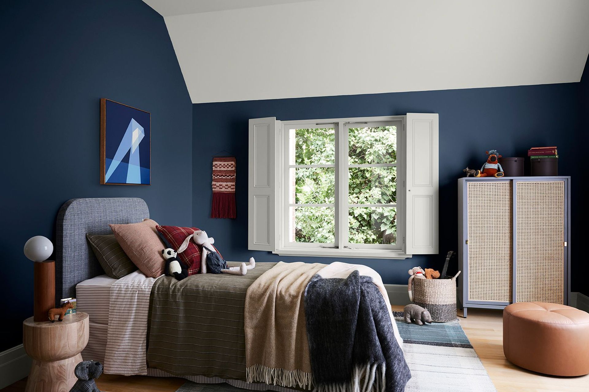 COLOURS: DULUX LAKE BRUNNER, MT ASPIRING DOUBLE AND FIVE FINGERS PENINSULA. STYLIST: BREE LEECH. PHOTOGRAPHER: LISA COHEN. ARTWORK: ‘FAST FORWARD’ BY LIAM SNOOTLE