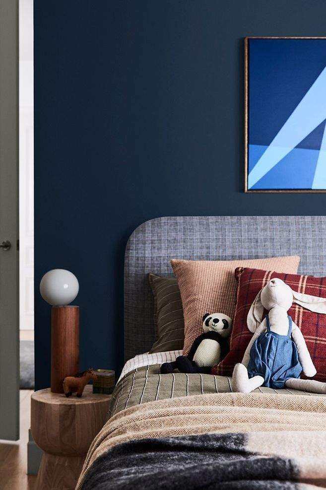 COLOURS: DULUX LAKE BRUNNER, MT ASPIRING DOUBLE AND FIVE FINGERS PENINSULA. STYLIST: BREE LEECH. PHOTOGRAPHER: LISA COHEN. ARTWORK: ‘FAST FORWARD’ BY LIAM SNOOTLE