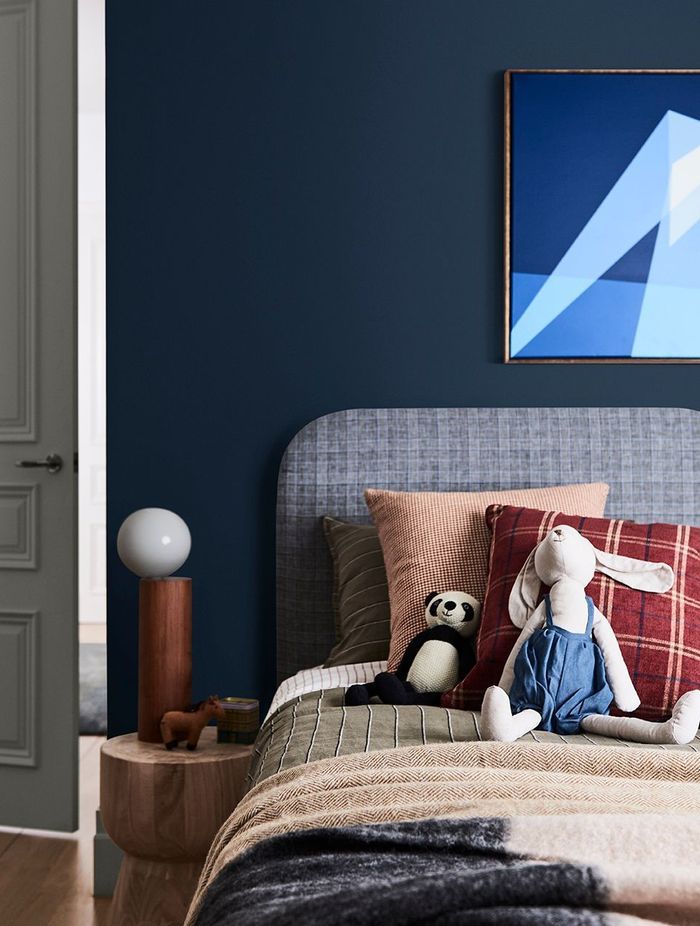 COLOURS: DULUX LAKE BRUNNER, MT ASPIRING DOUBLE AND FIVE FINGERS PENINSULA. STYLIST: BREE LEECH. PHOTOGRAPHER: LISA COHEN. ARTWORK: ‘FAST FORWARD’ BY LIAM SNOOTLE