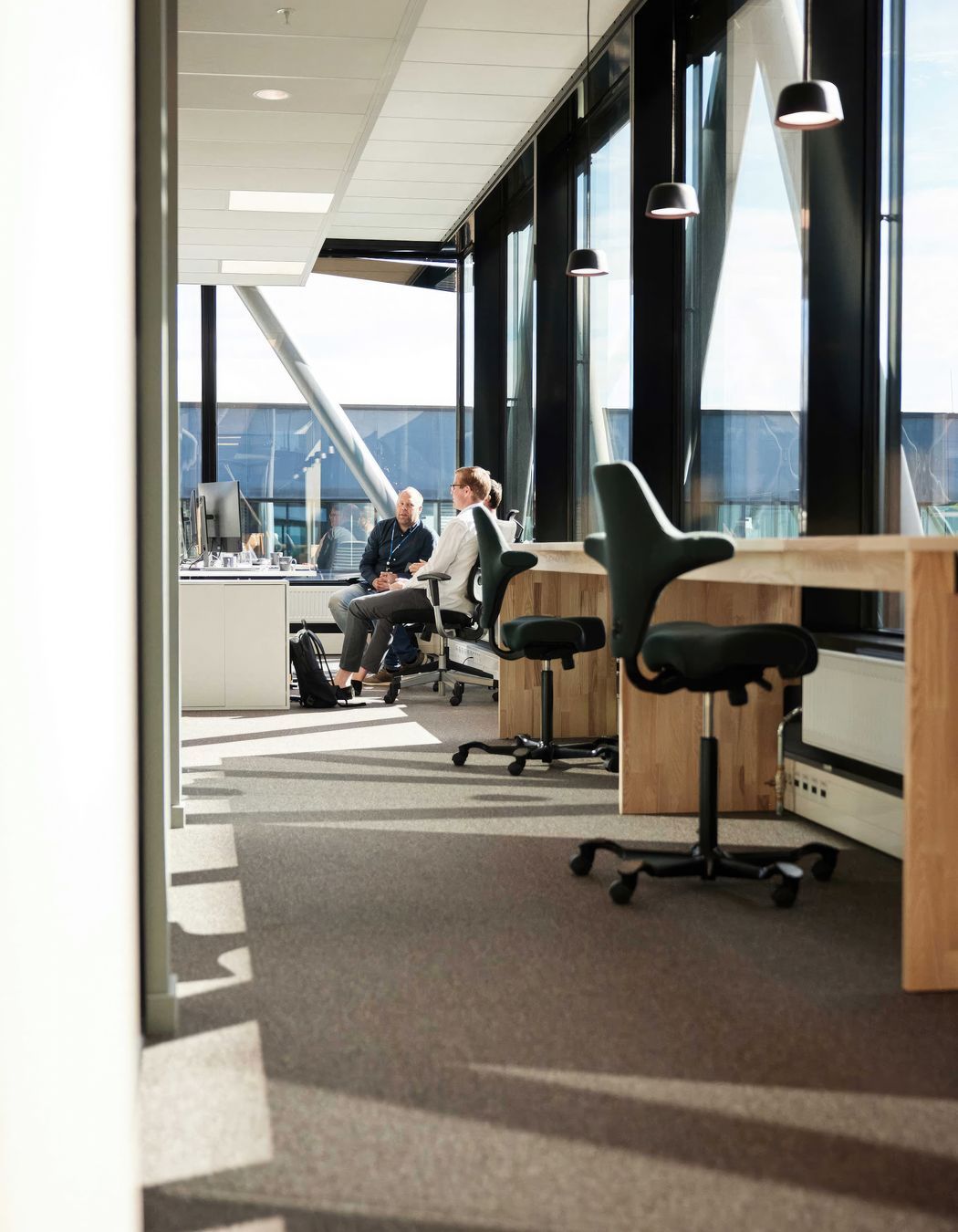 The HÅG Capisco is designed to encourage continuous postural movement throughout the day. Its open design and easy to use controls make it the perfect chair for shared spaces.