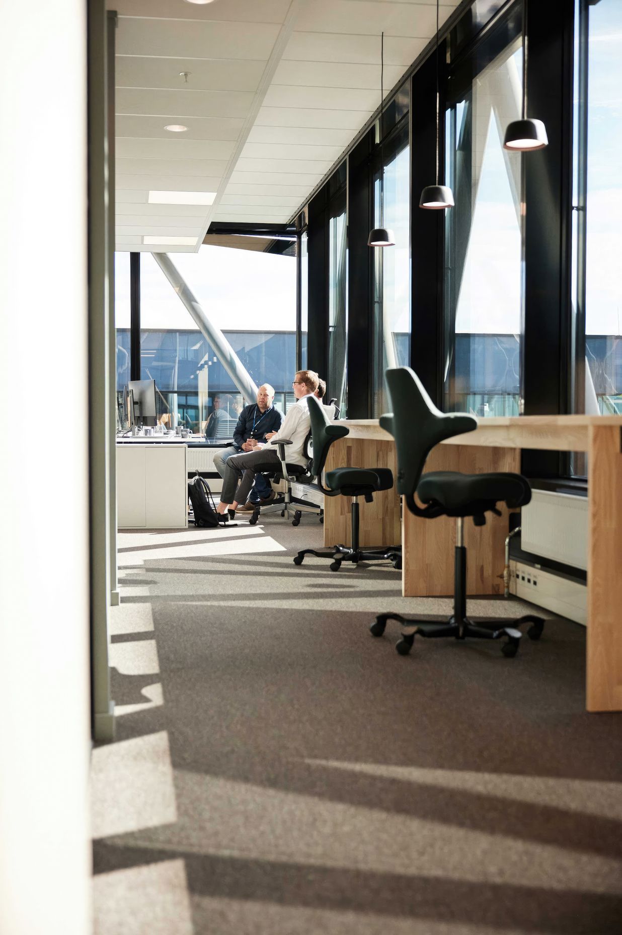 The HÅG Capisco is designed to encourage continuous postural movement throughout the day. Its open design and easy to use controls make it the perfect chair for shared spaces.