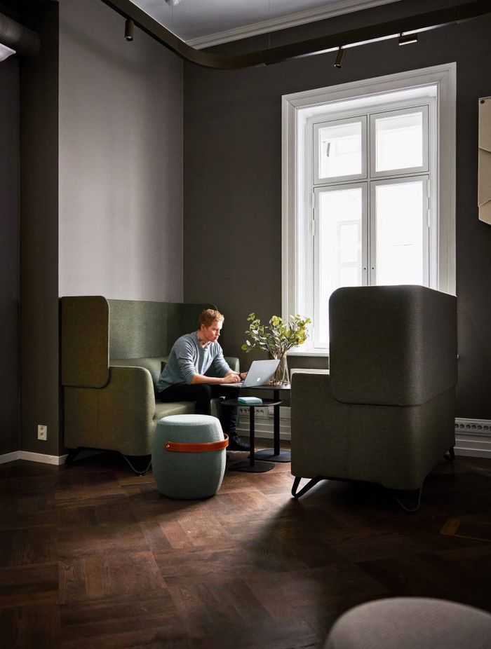 Soft seating with screens creates an enclosed space for a quick break or informal communication. | Featured designs: Profim SoftBox, Offecct Carry On | Forte, Olso