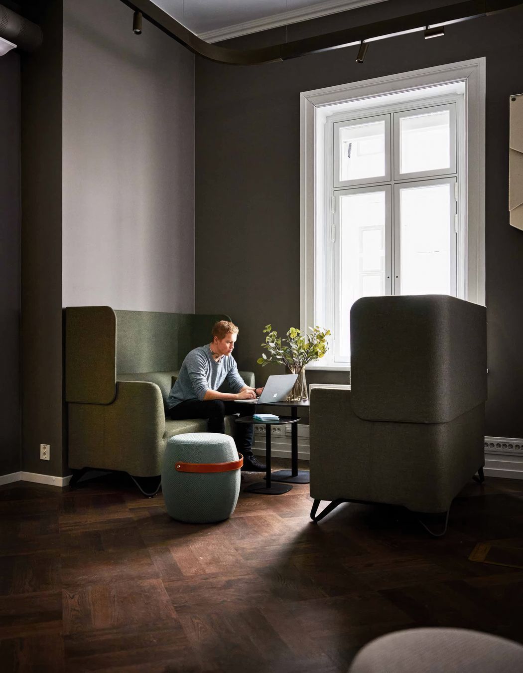 Soft seating with screens creates an enclosed space for a quick break or informal communication. | Featured designs: Profim SoftBox, Offecct Carry On | Forte, Olso