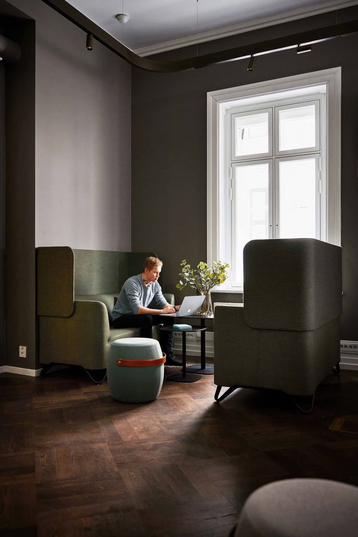 Soft seating with screens creates an enclosed space for a quick break or informal communication. | Featured designs: Profim SoftBox, Offecct Carry On | Forte, Olso