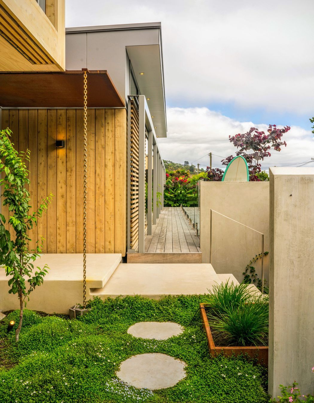BEACHSIDE LIVING This award-winning home by Borrmeister Architects shows environmentally conscious design at its best.