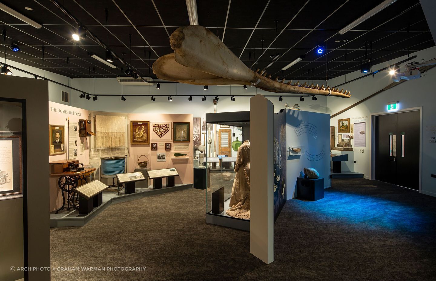 Inside the museum spaces there is no natural light, and ventilation and moisture are strictly controlled to avoid the degradation of the artefacts.