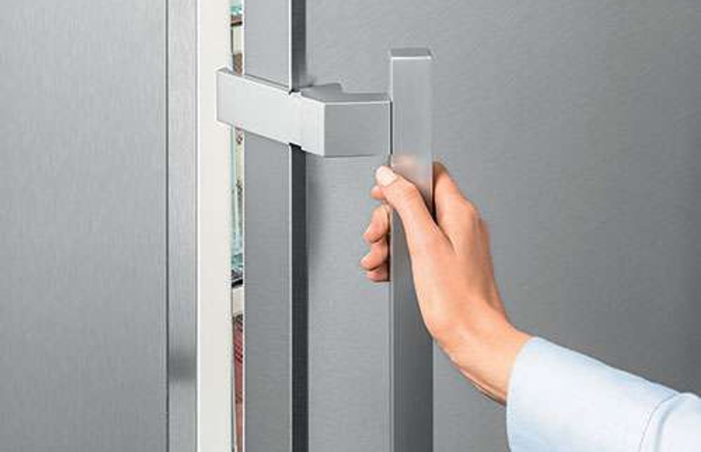 Convenient and easy door opening is ensured by the opening mechanism that is integrated into the handle.