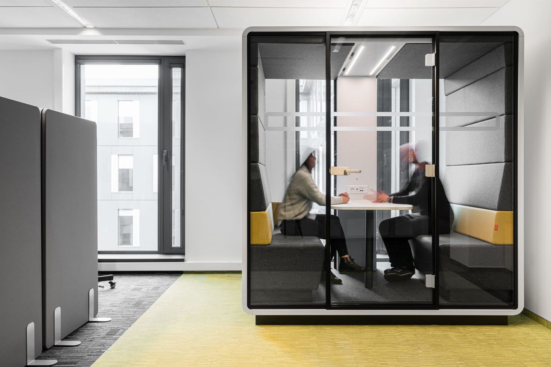 In a Hush Meet (by Crestline), the closed space provides a feeling of privacy which ensures that everyone can feel at ease.