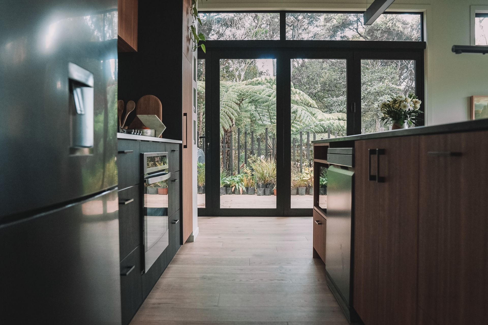 Black aluminium joinery was chosen for its low maintenance and synchronicity with the bush surroundings.