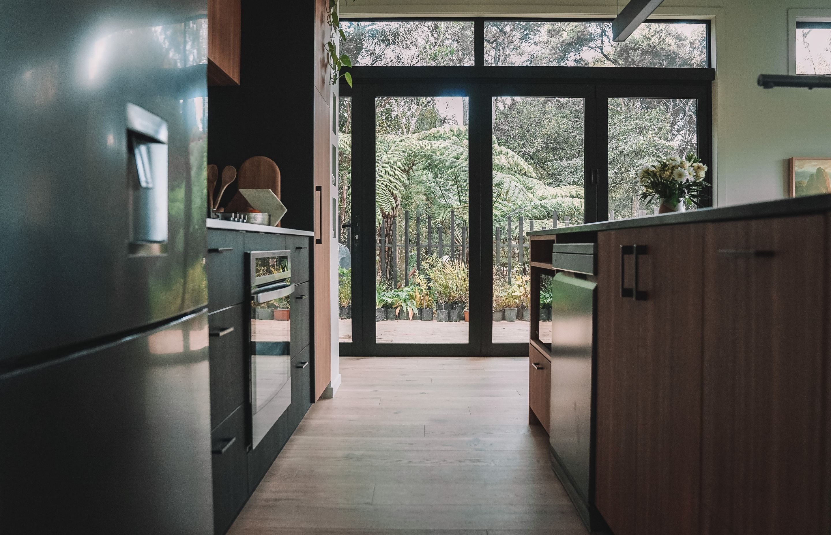 Black aluminium joinery was chosen for its low maintenance and synchronicity with the bush surroundings.