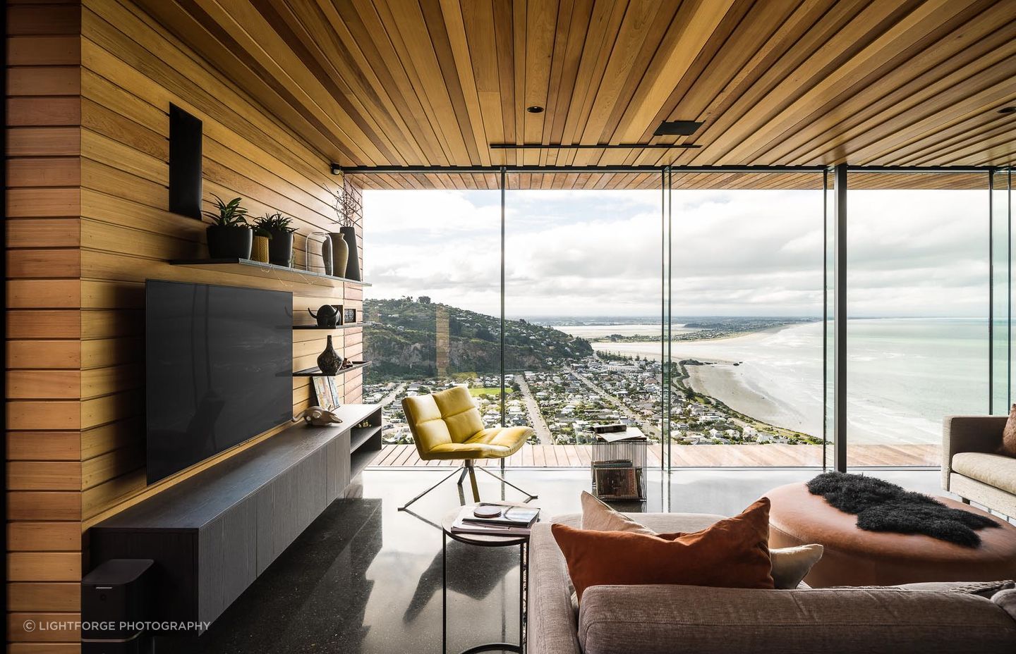 The deliberate use of timber on the ceiling ensures acoustic benefits.