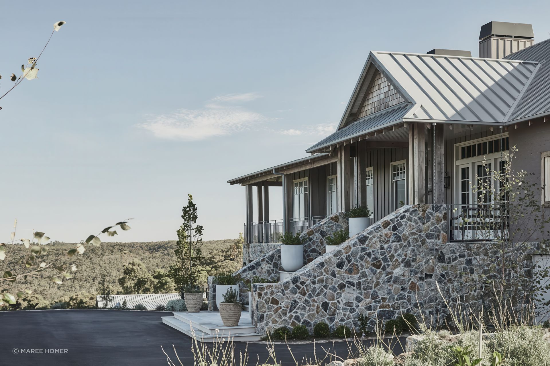 Charlotte Park sits on a rolling hillside looking across a vast native forest to the lights of Sydney beyond. The setting is reminiscent of the landscape of Napa Valley in California, with its majestic views of the surrounding countryside. This, combined with the owners’ vision, were the starting references for the transformation of this promising acreage to an exquisitely realised lifestyle property.