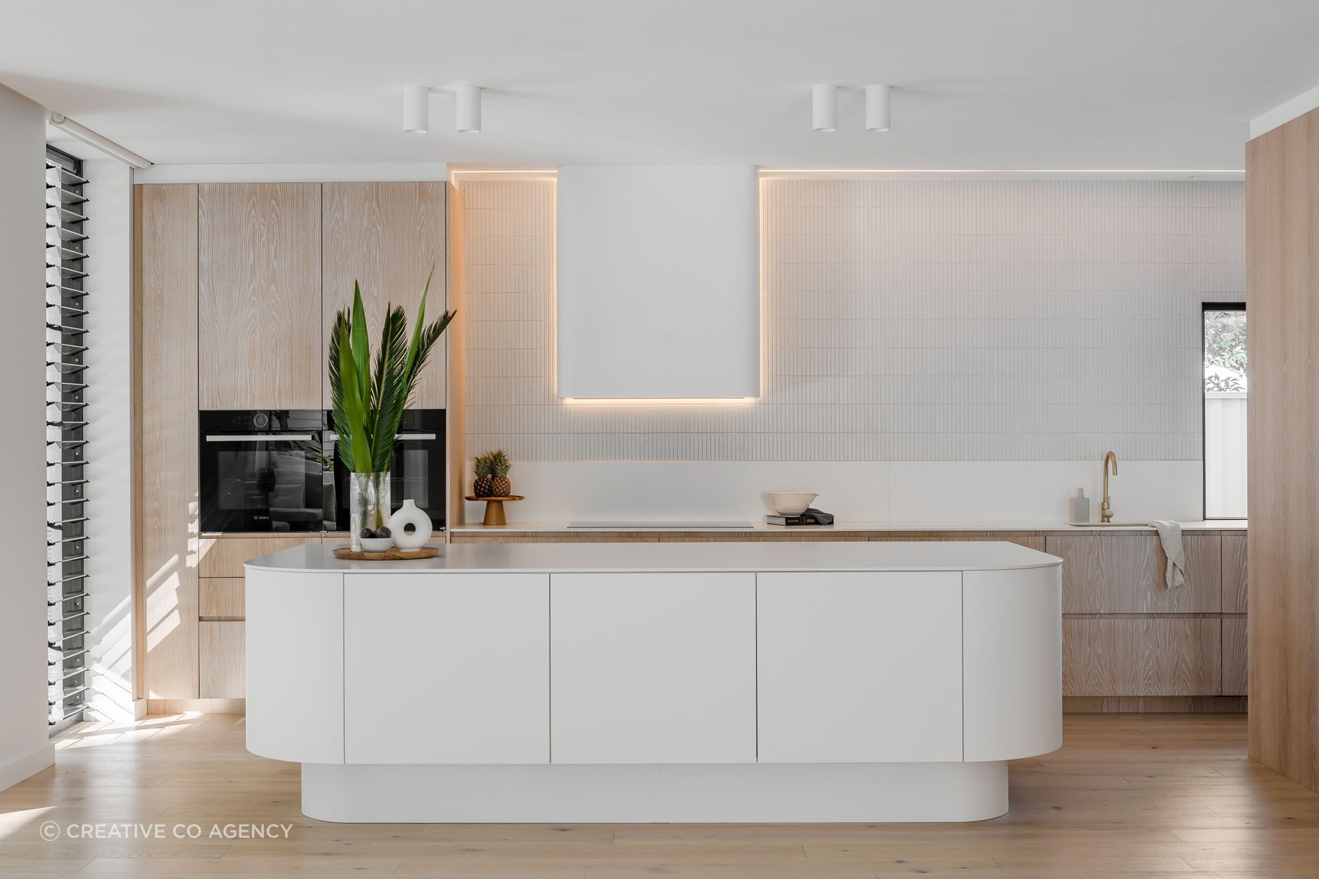 Springshome. Palm Springs inspired interior design. A Coastal, layered neutral colour palette, with Neolith Sintered Stone benchtops and Farmers Doors limewash cabinetry create a calming space for family entertaining.
A Signature Services Kitchen and Joinery design.