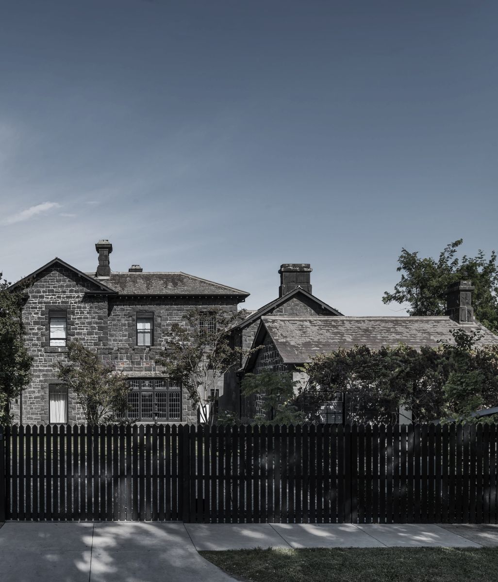 A site-responsive design language produces a perfectly contemporised heritage home