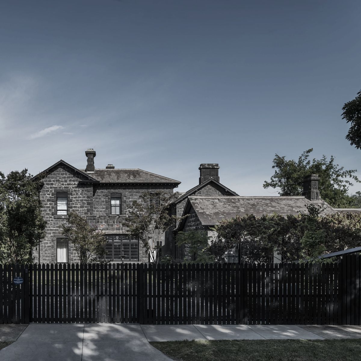 A site-responsive design language produces a perfectly contemporised heritage home
