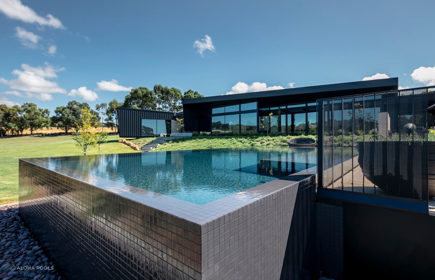  Featured project: Perry Luxury Pool.