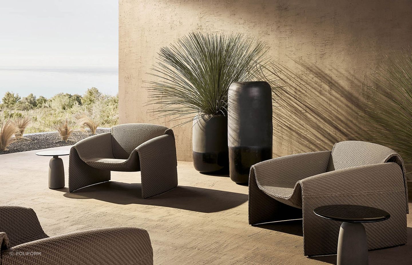 The iconic Le Club armchair, in an outdoor version. The lines remain unchanged, curved and soft, as well as the very high level of comfort, while the material of the coating evolves, a knitted fabric treated with a water-repellent liquid that makes it ideal for outdoor use.