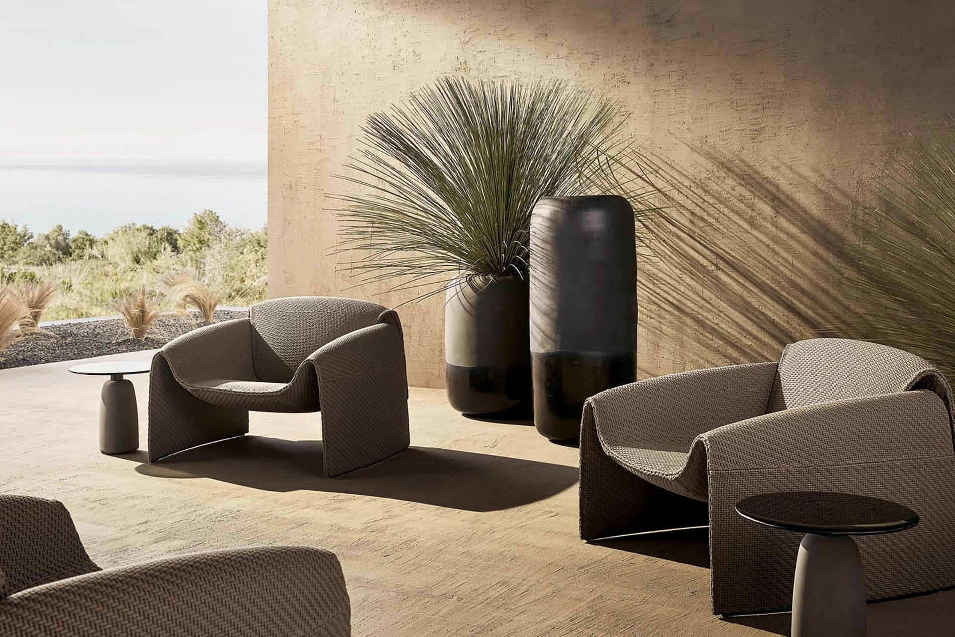 The iconic Le Club armchair, in an outdoor version. The lines remain unchanged, curved and soft, as well as the very high level of comfort, while the material of the coating evolves, a knitted fabric treated with a water-repellent liquid that makes it ideal for outdoor use.