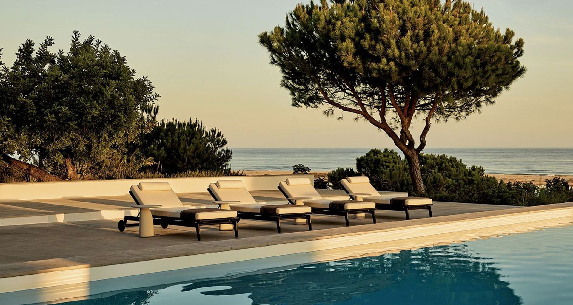 Poliform's Magnolia sunbed.