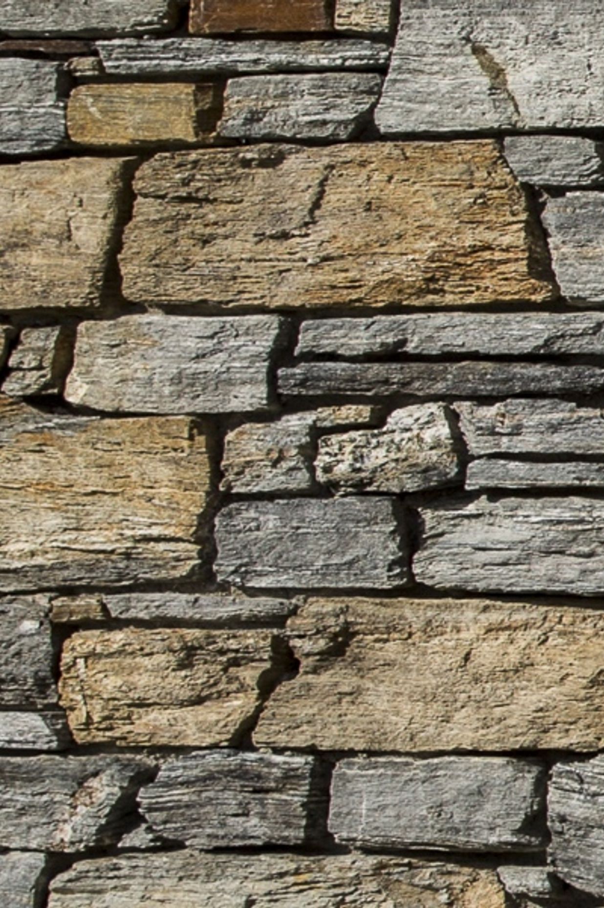 Poolburn Blend: Mixed colour stone has a blend of grey and brown stone. The ratio of the blend changes depending on the location in the quarry. The various tones of brown and grey blend together to create a dramatic and quintessential Central Otago stone 