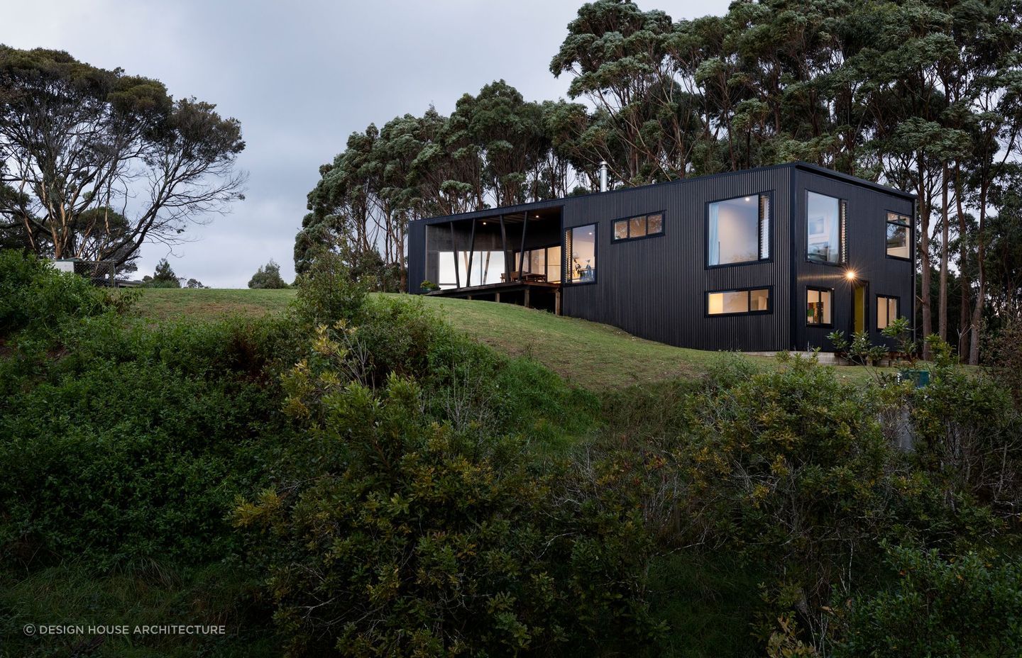 This barn-inspired home in Raglan sits perfectly in the rural wilderness - Photography: Amanda Aitken