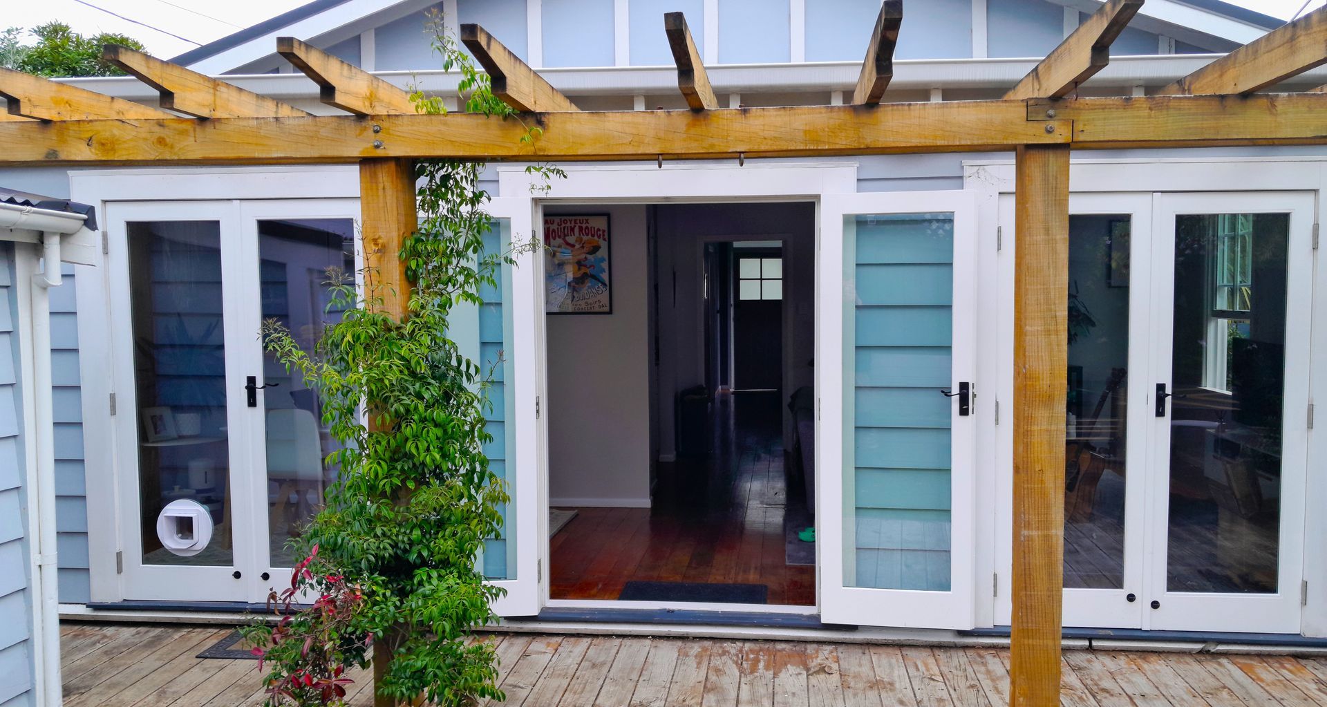 Timber Retrofit Double Glazing brings this 1920's heritage home back to life without losing any of it's character and charm.