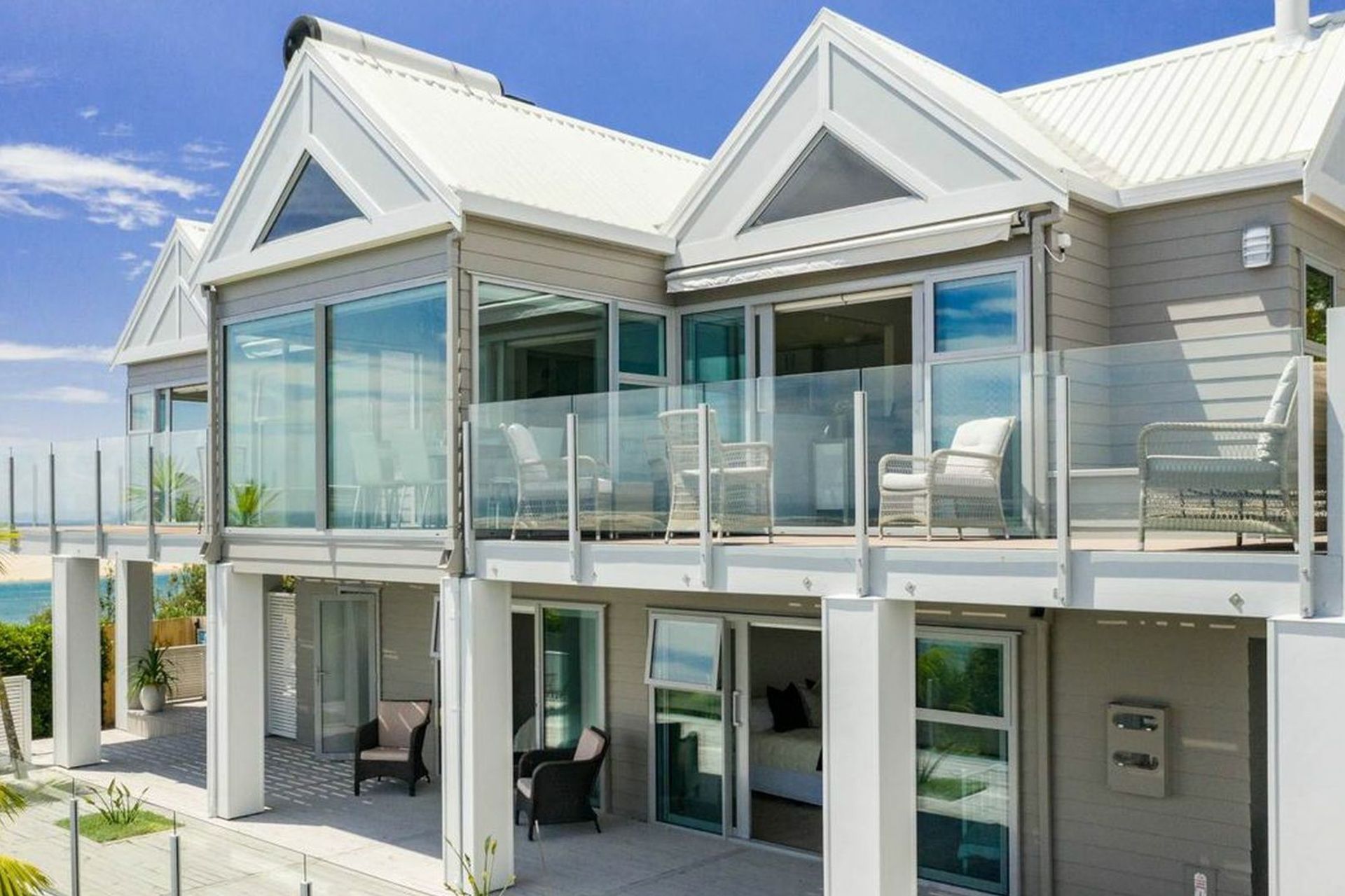 retroGLAZE® Replacement Windows and Doors provide a fresh new layout and colour to complement the amazing view.