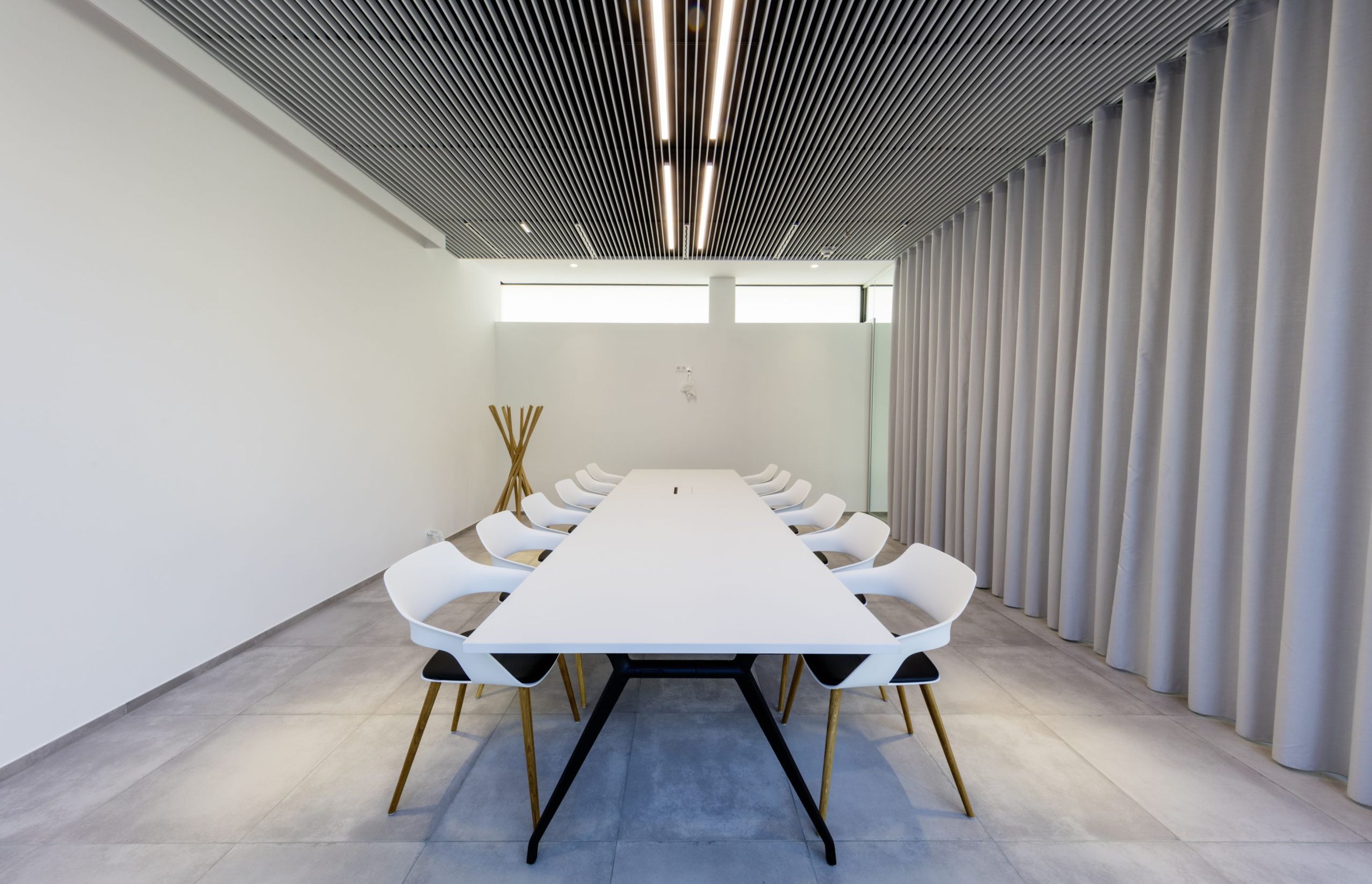 The large meeting room has an air of tranquility and focus about it. It was fitted with a clean, white Versa table configuration and versatile Occo chairs. Photo: die arge lola