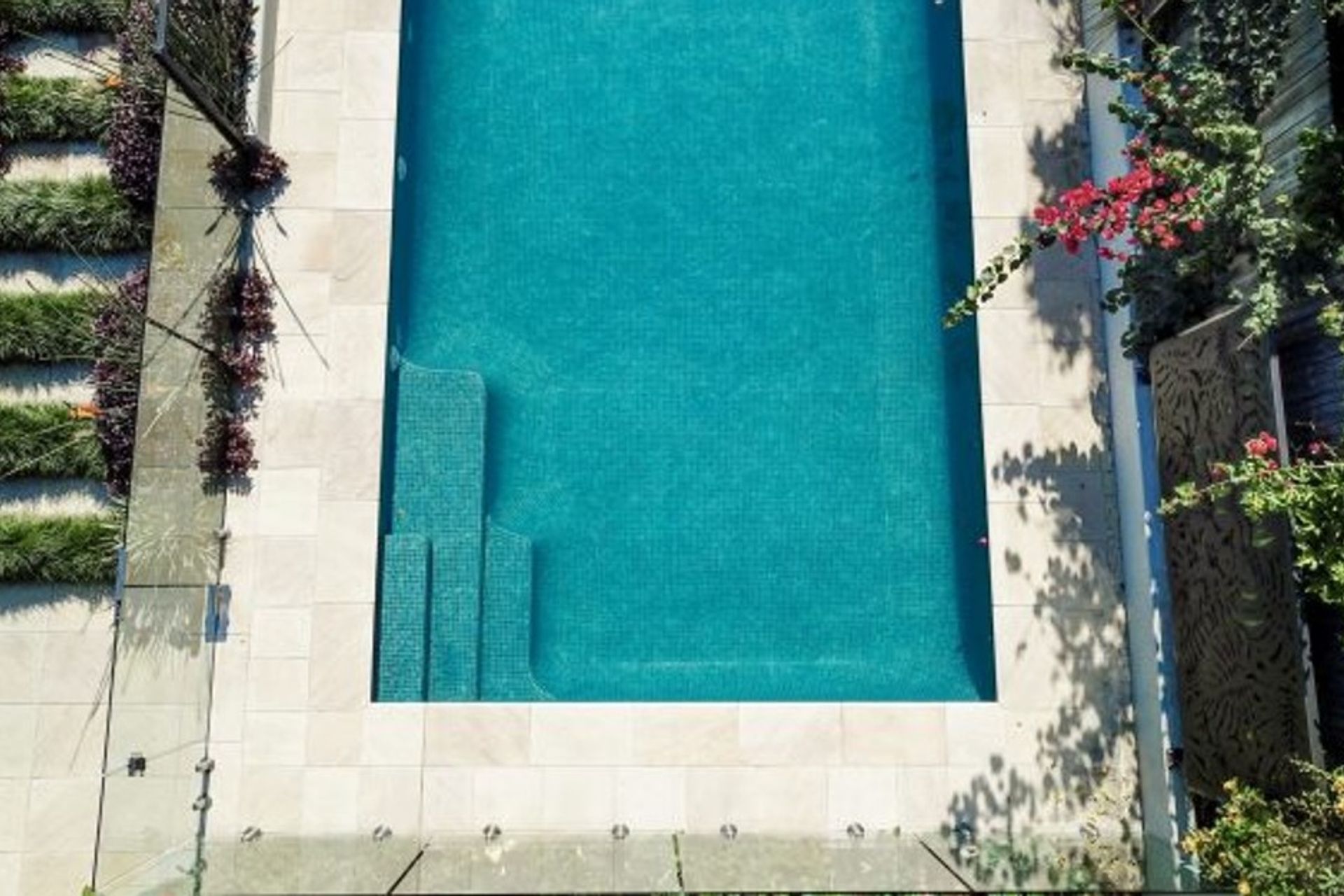 On the other hand, the Himalayan Sandstone in a natural finish offers a rich variation of colour and texture with tones ranging from dark creams to light while still maintaining its antislip properties. Project image: Outdoor Escape Landscaping