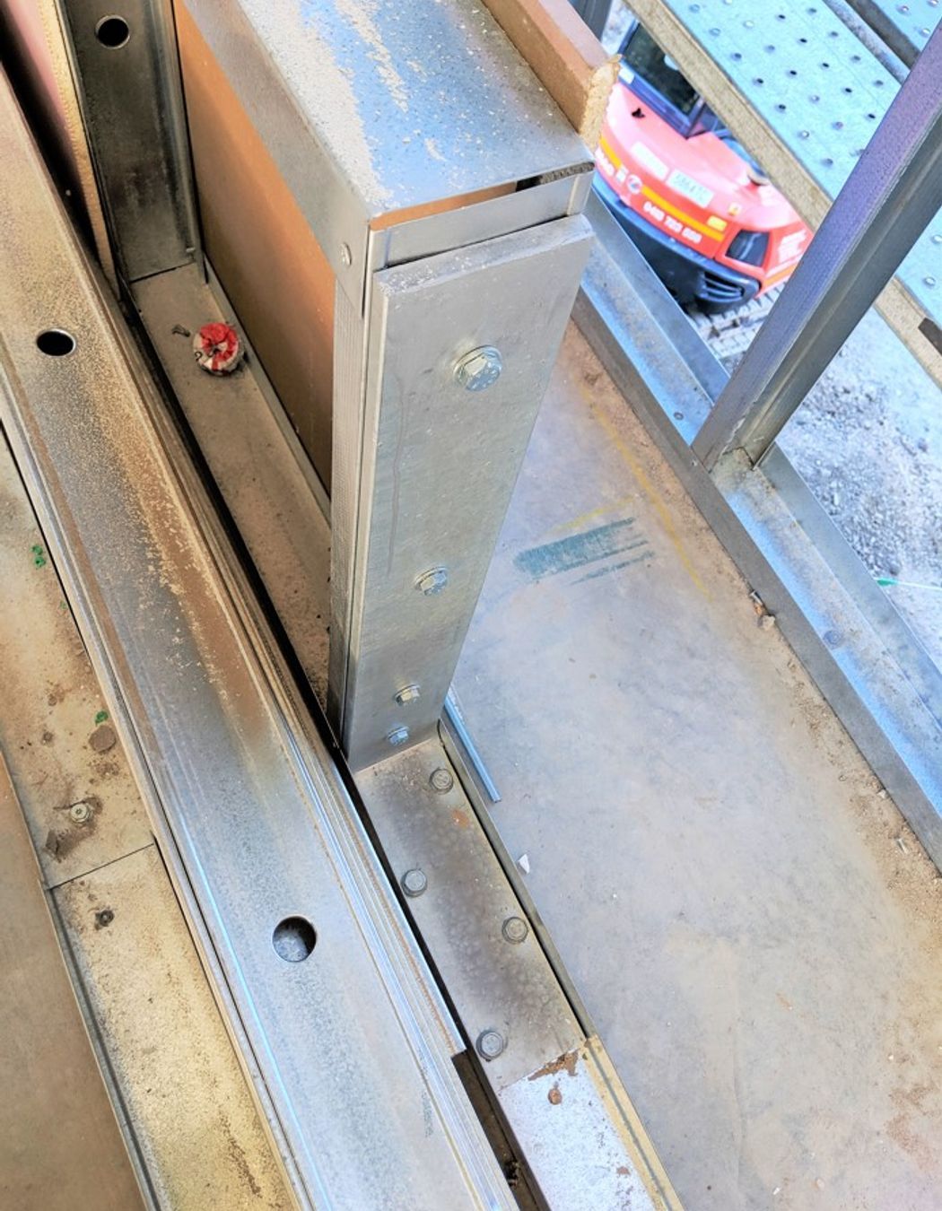 A Simple Solution to Support Free-Standing Walls