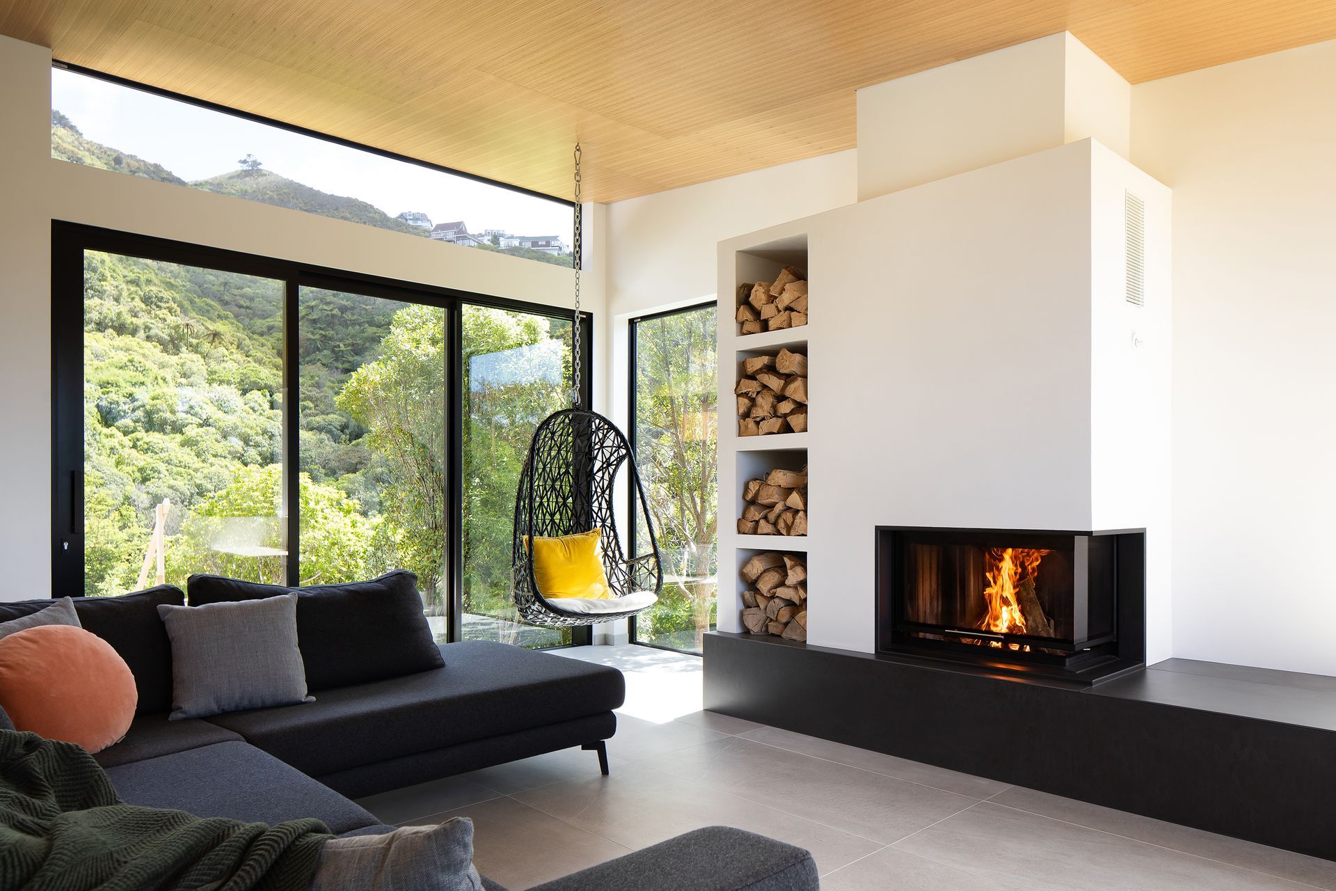 With its unique design, the Spartherm Corner Wood Fire uses hard lines and offset geometry to its advantage.