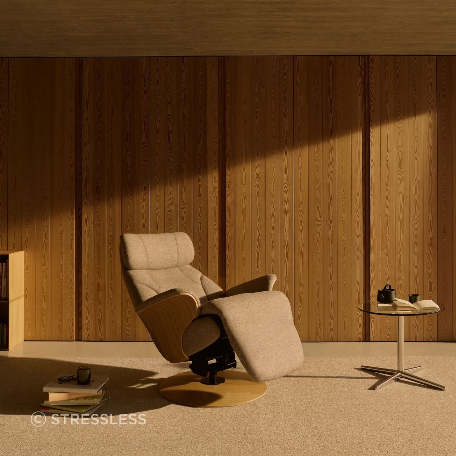 Stressless-Adam-DiscClover-FunghiNatural-Oak09.jpg