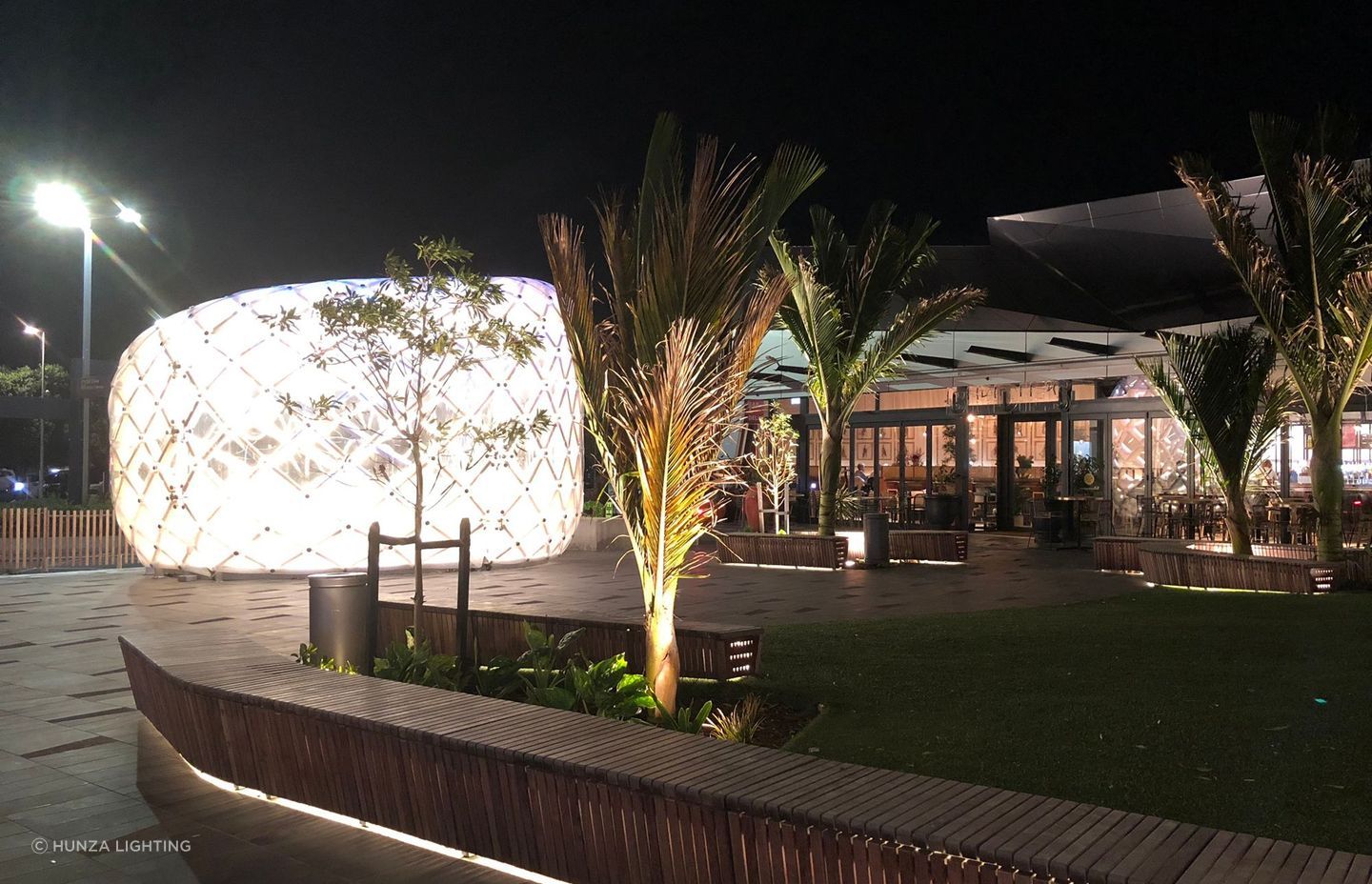 In the Sylvia Park dining lane, Lighting Revolution designed an artistic installation to create a breathtaking nighttime space for diners.