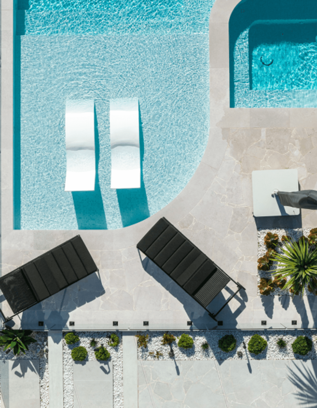 Phillip Bay Coastal Sanctuary by Design Native. Luna Chiaro Limestone in Alfresco finish anchors the pool and entertaining areas with clean lines and a refined neutral palette. Custom formats including 800×400mm and 1000×1000mm pavers showcase 2025's refined residential design.