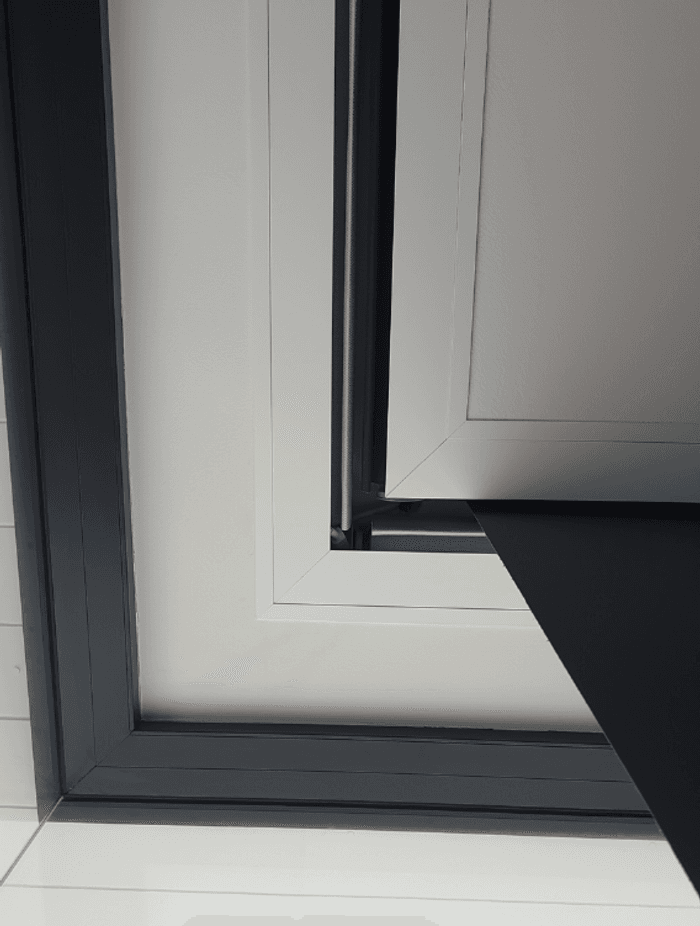 Mitred-corner face plates allow for two FlushBoxes to sit perpendicular to each other for corner glazing applications.